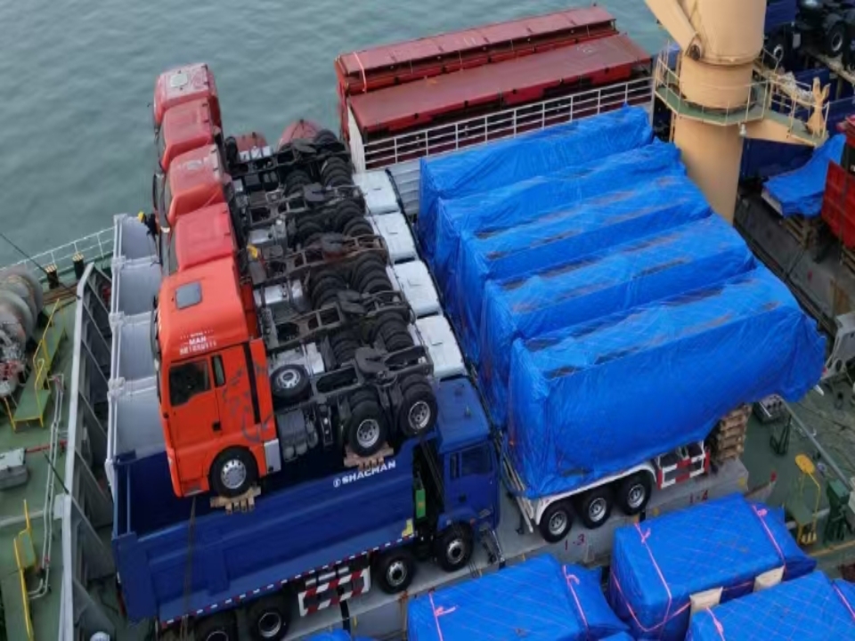 Popol priklopnike s tremi osi tanker, naložene in odposlane v Gano