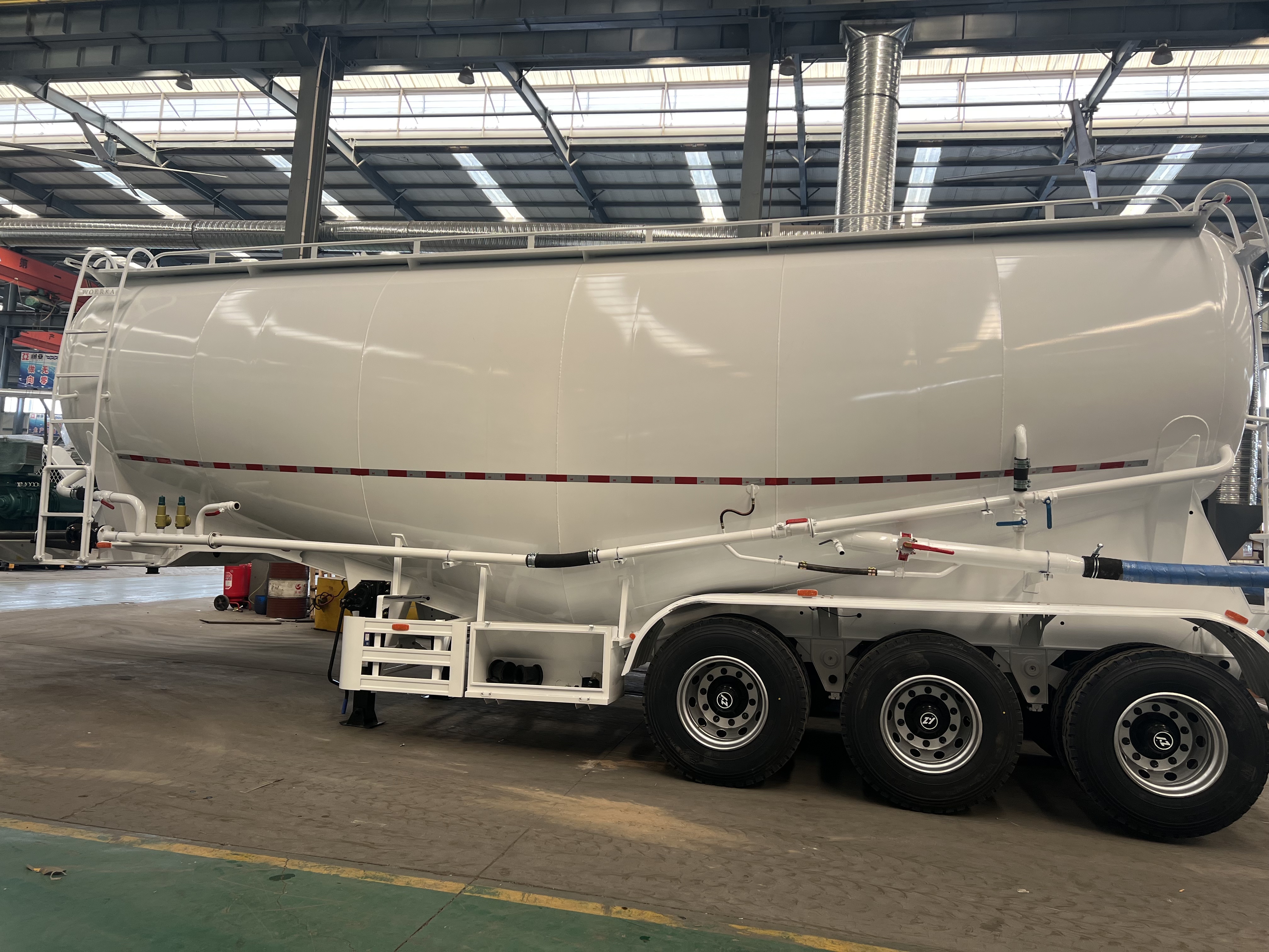 Derun Cement Tanker Tovornjaki, odposlani v Zambijo, kar povečuje lokalno prometno infrastrukturo