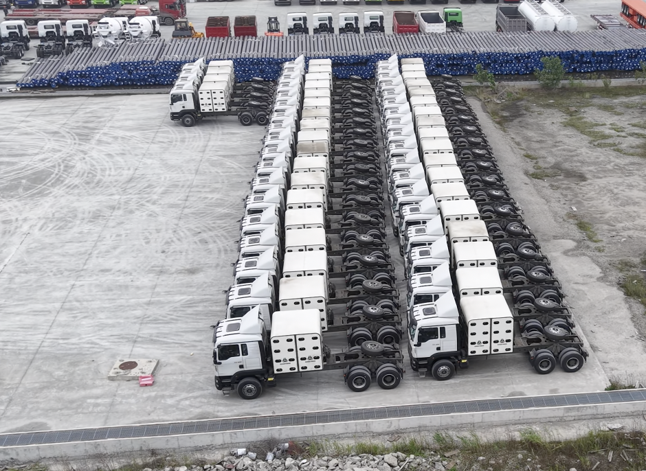 Dosledna dostava si zasluži dodatno priznanje! 40 vlačilcev Sinotruk TX 6x4 CNG je bilo uspešno poslanih v Nigerijo.