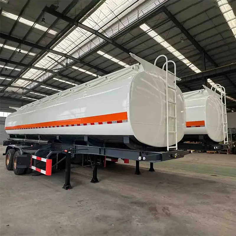 Polpriklopnik s cisterno za gorivo z vzmetenjem na podstavnem vozičku